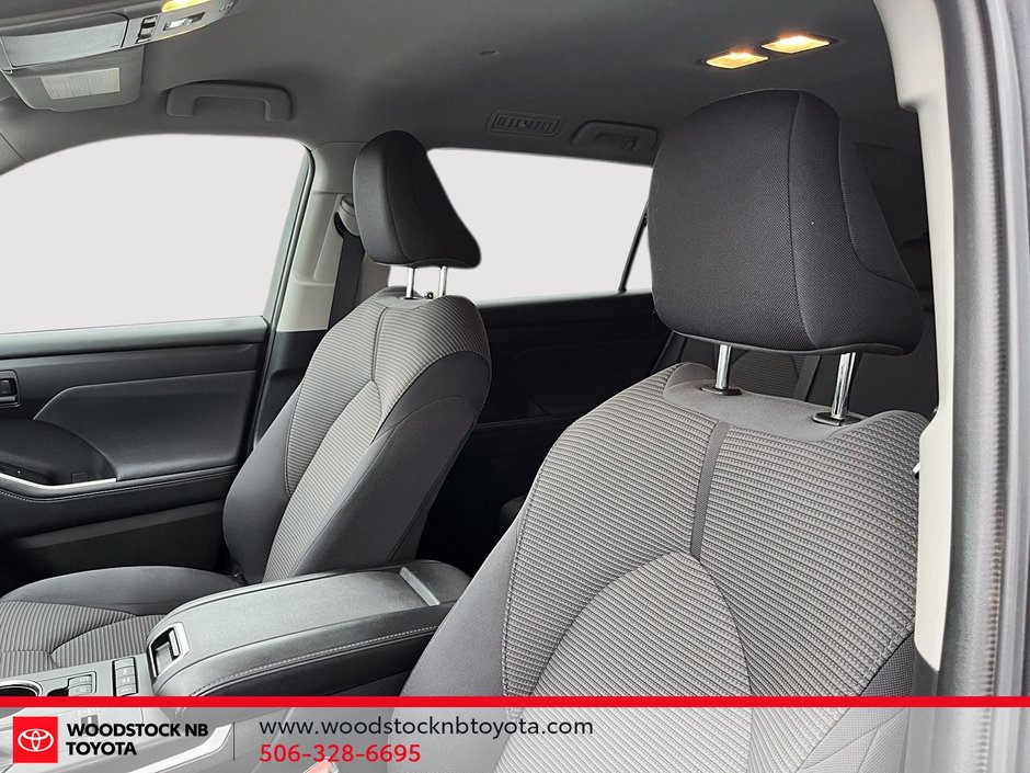 Toyota Highlander Hybrid LE 2022-8