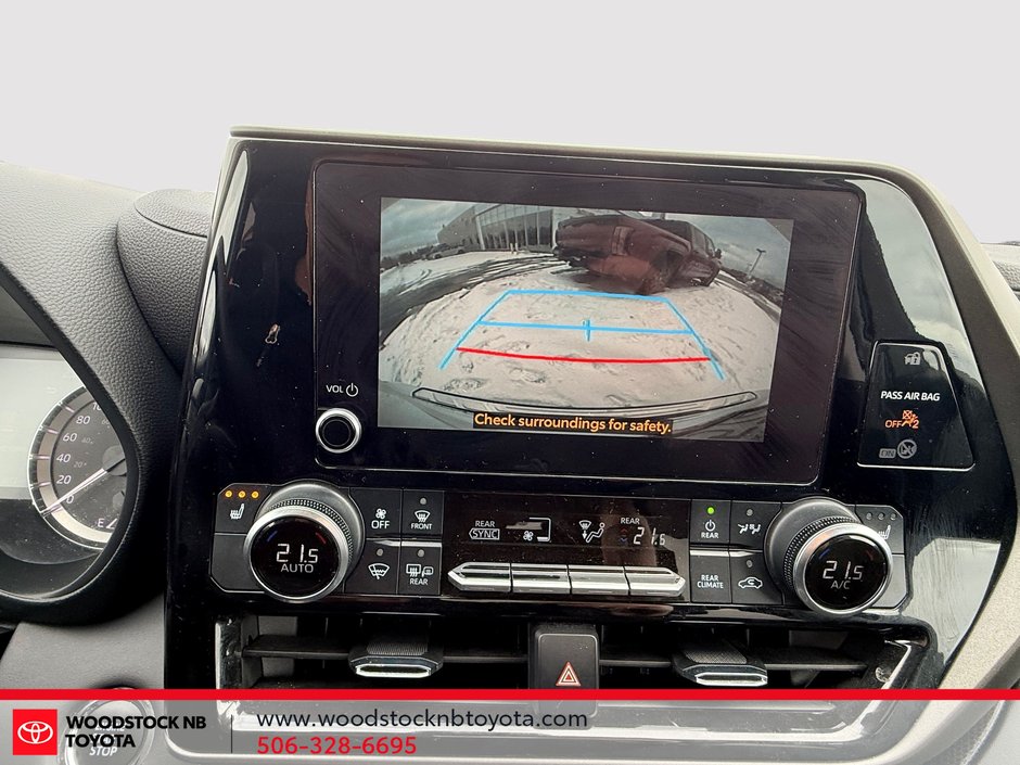 Toyota Highlander LE AWD 2023-28