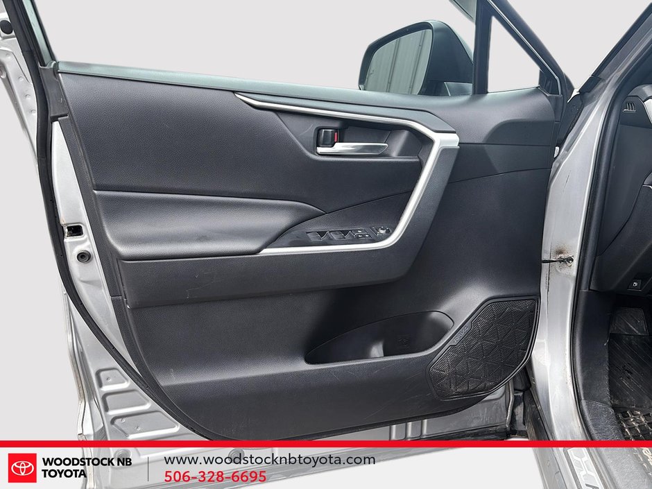 2021 Toyota RAV4 Hybrid XLE-12