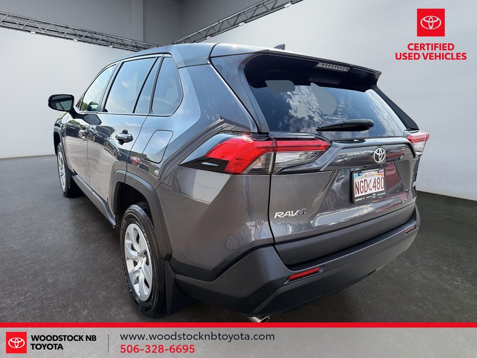 Toyota RAV4 LE 2022-6