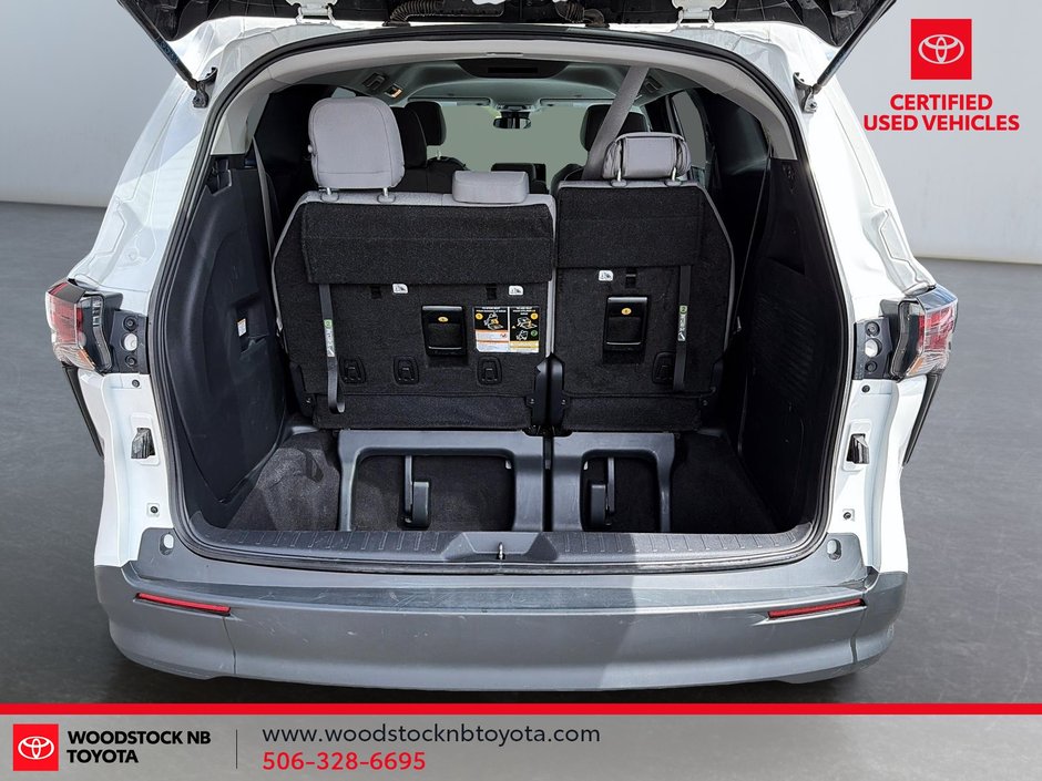 2025 Toyota Sienna LE-11