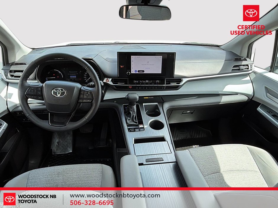 2025 Toyota Sienna LE-15