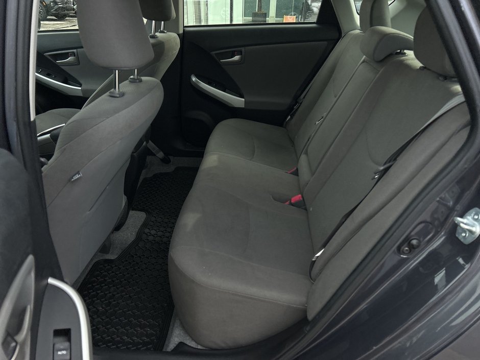 2015 Toyota Prius 5-door Liftback CVT-11