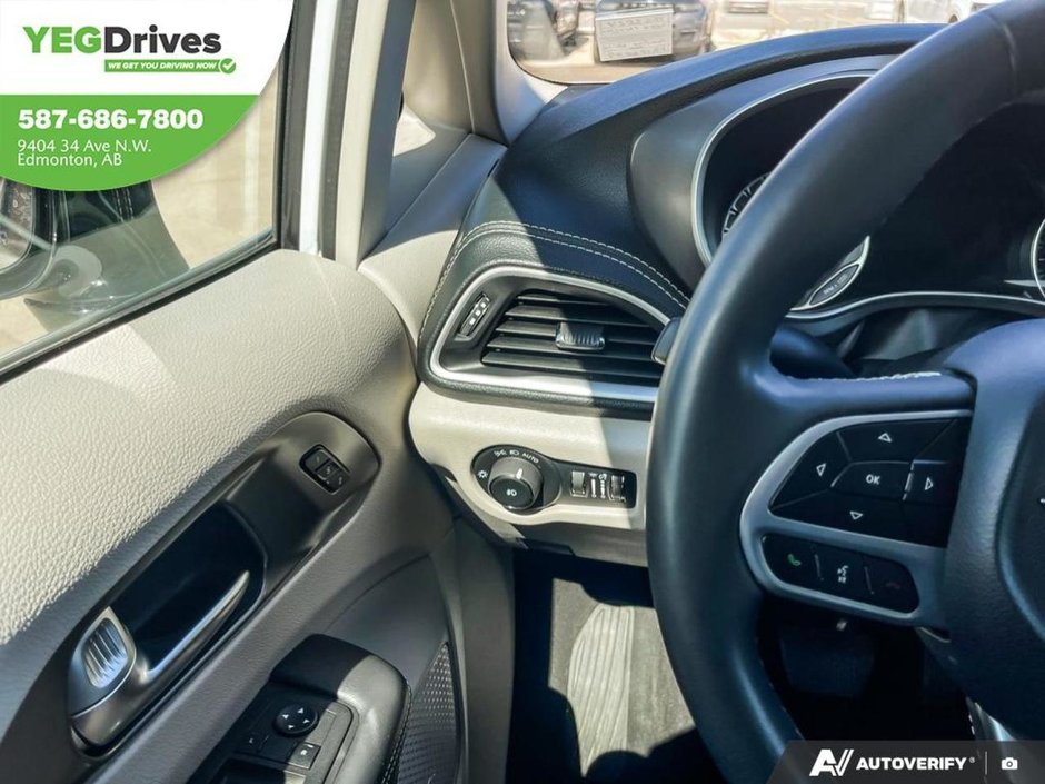 2024 Chrysler Pacifica Touring-L-16