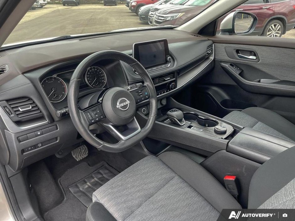 2023 Nissan Rogue SV Moonroof-12