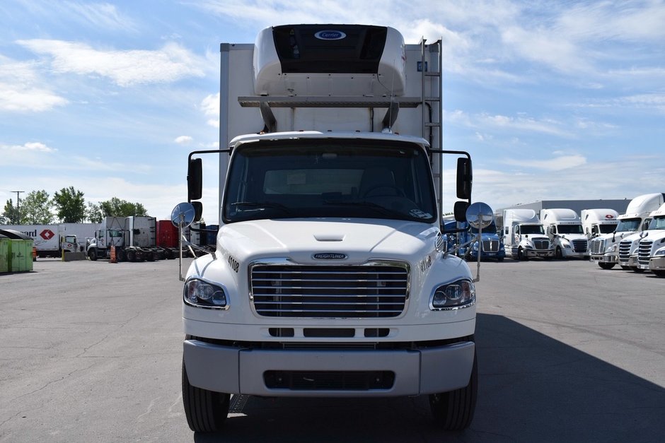 10-wheel class 3 refrigerated straight body trucks with a freight elevator for short-term rental at Location Brossard