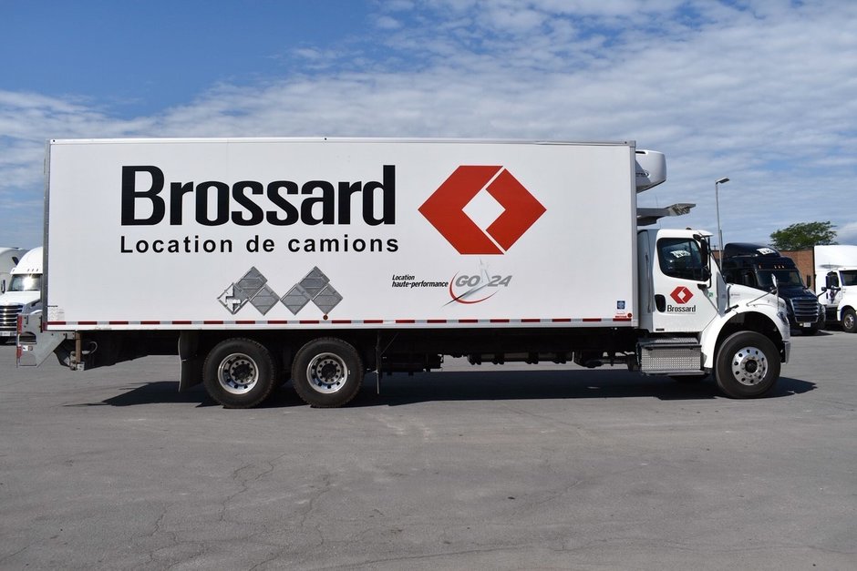 10-wheel class 3 refrigerated straight body trucks with a freight elevator for short-term rental at Location Brossard