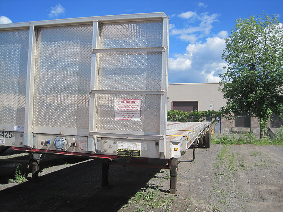 Tandem axle flatbed for short-term rental at Location Brossard