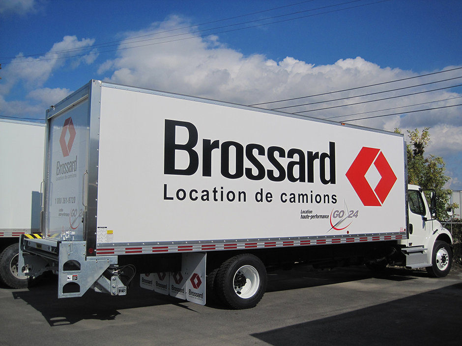 Class 3 6-wheel straight body truck for short-term rental at Location Brossard