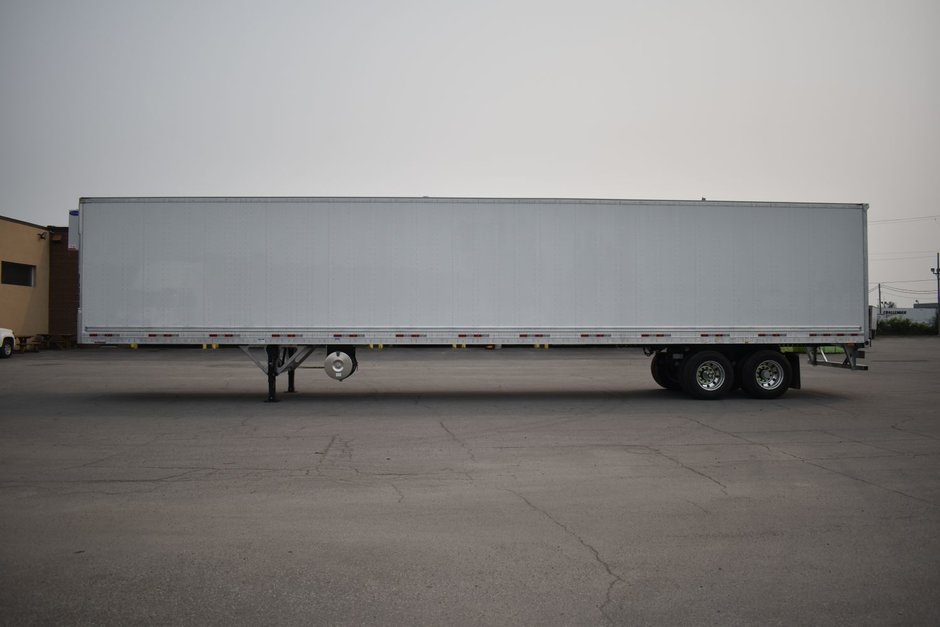 Tandem axle heated trailer for short-term rental at Location Brossard