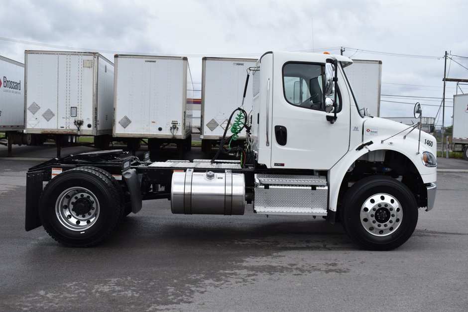 6-wheel tractor for short-term rental at Location Brossard