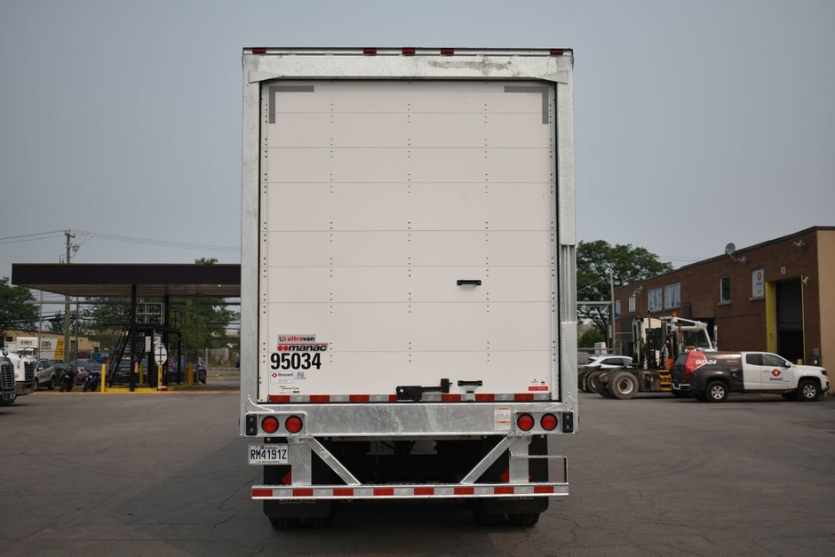 Tandem axle heated trailer for short-term rental at Location Brossard