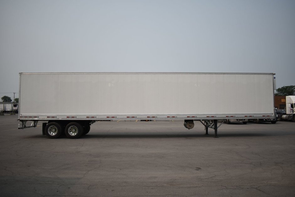 Tandem axle heated trailer for short-term rental at Location Brossard