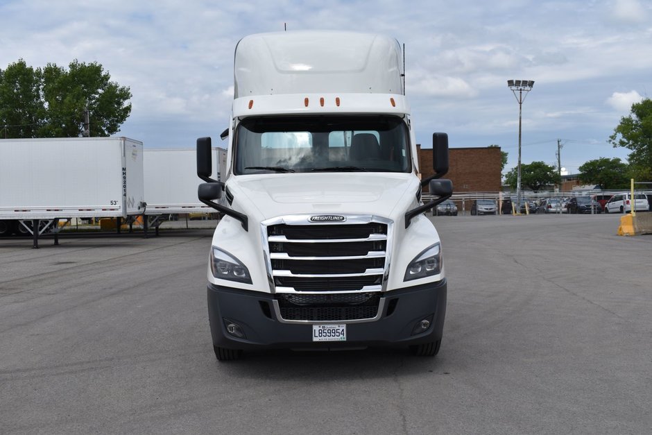 Tracteur de ville à 10 roues en location court terme chez Location Brossard