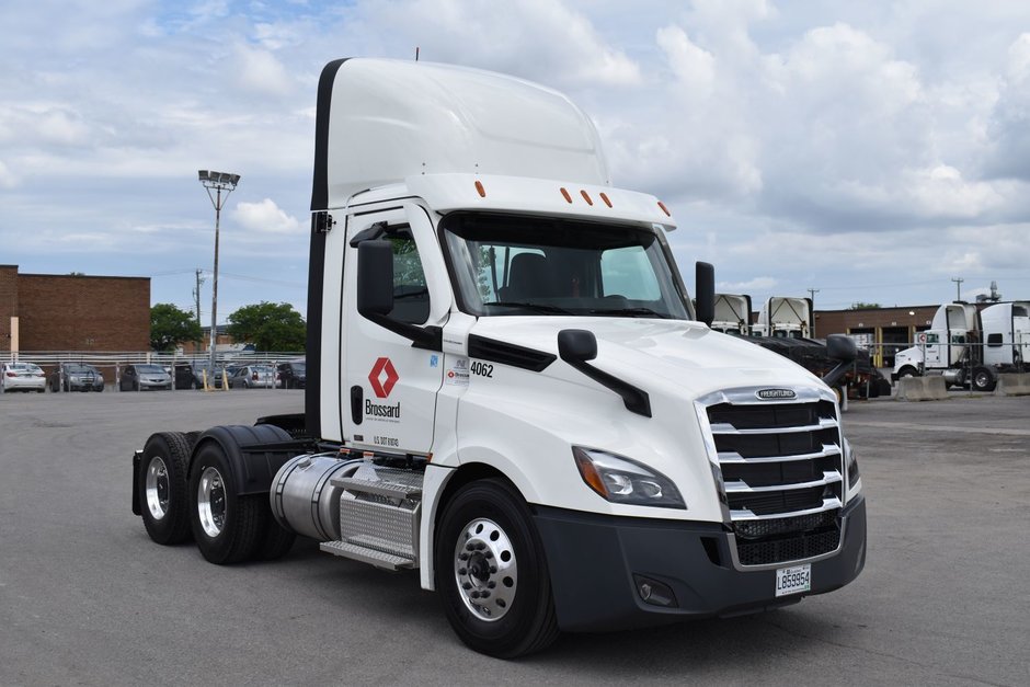 Tracteur de ville à 10 roues en location court terme chez Location Brossard