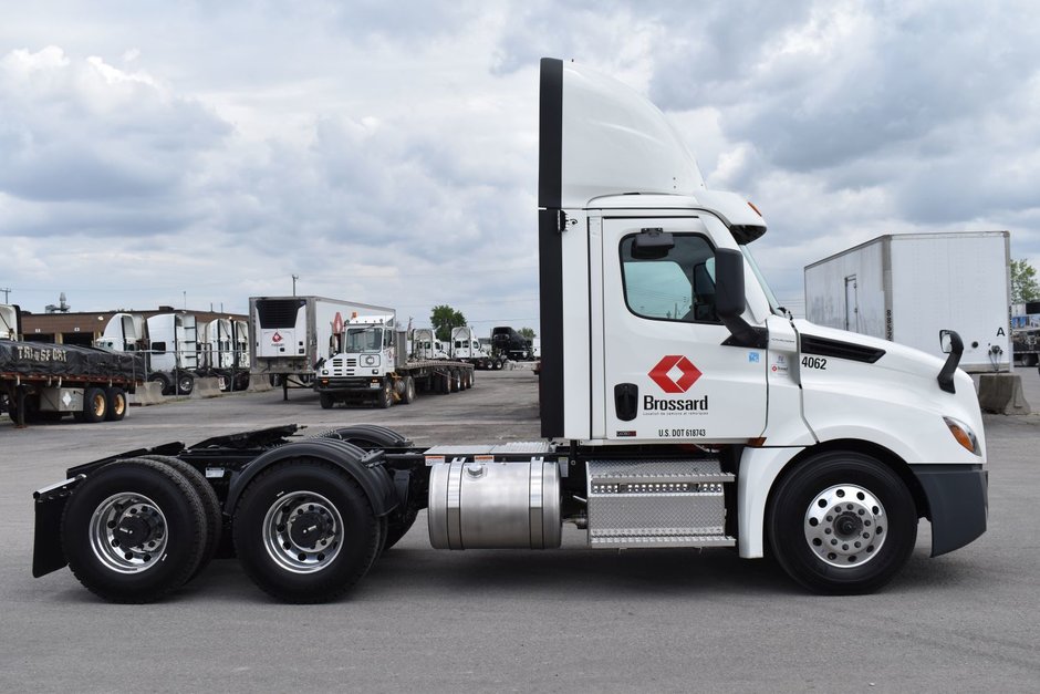 Tracteur de ville à 10 roues en location court terme chez Location Brossard