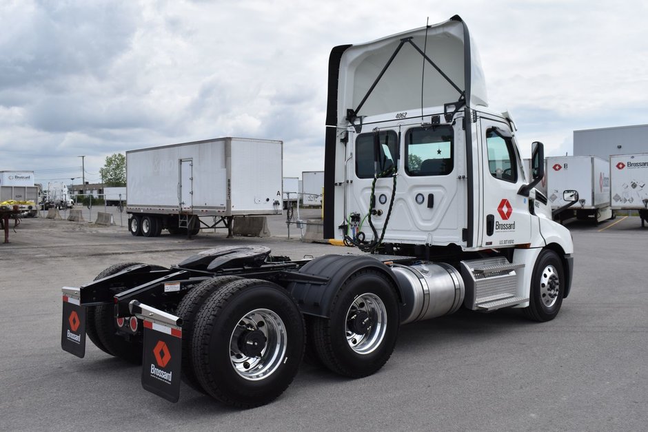 Tracteur de ville à 10 roues en location court terme chez Location Brossard