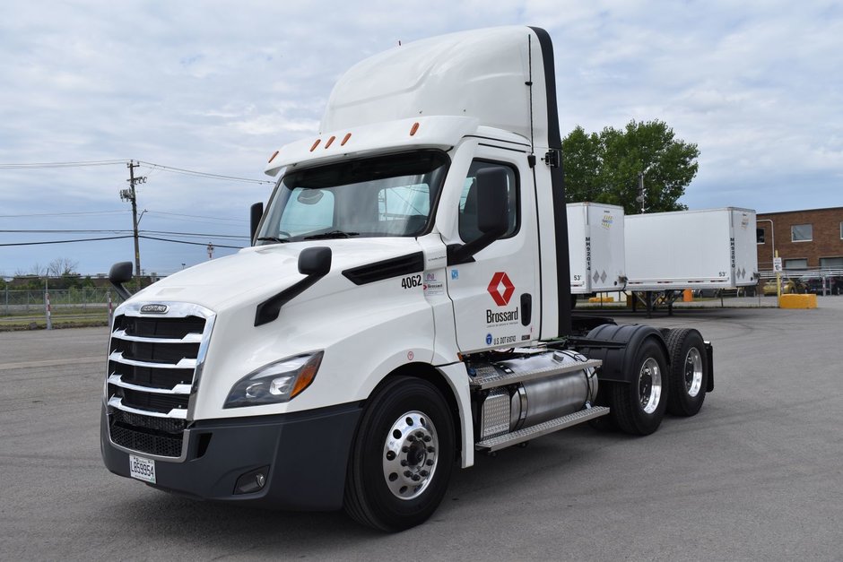 Tracteur de ville à 10 roues en location court terme chez Location Brossard