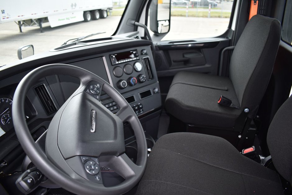 10-wheel tractor for short-term rental at Location Brossard