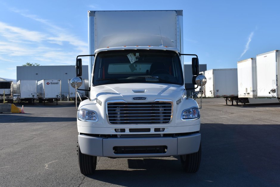 Class 3 10-wheel straight body truck with 10 wheels for short-term rental at Location Brossard