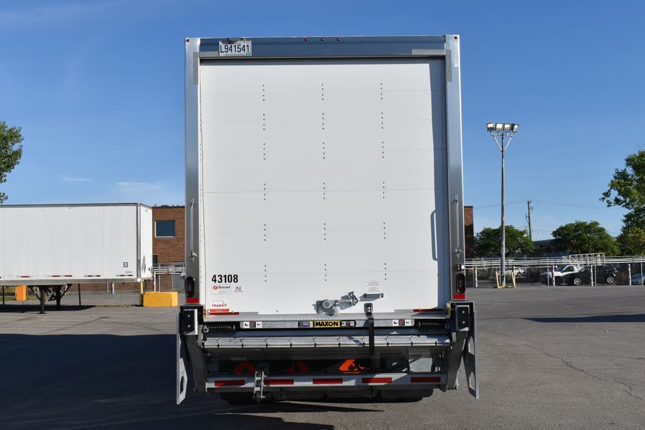 Class 3 10-wheel straight body truck with 10 wheels for short-term rental at Location Brossard