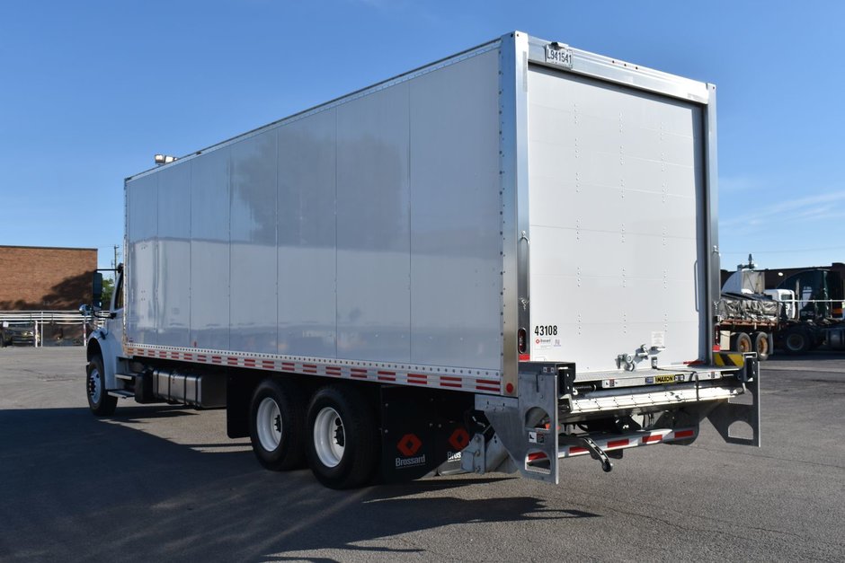 Class 3 10-wheel straight body truck with 10 wheels for short-term rental at Location Brossard