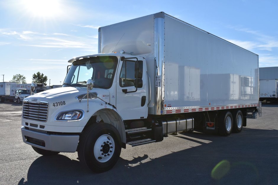 Class 3 10-wheel straight body truck with 10 wheels for short-term rental at Location Brossard