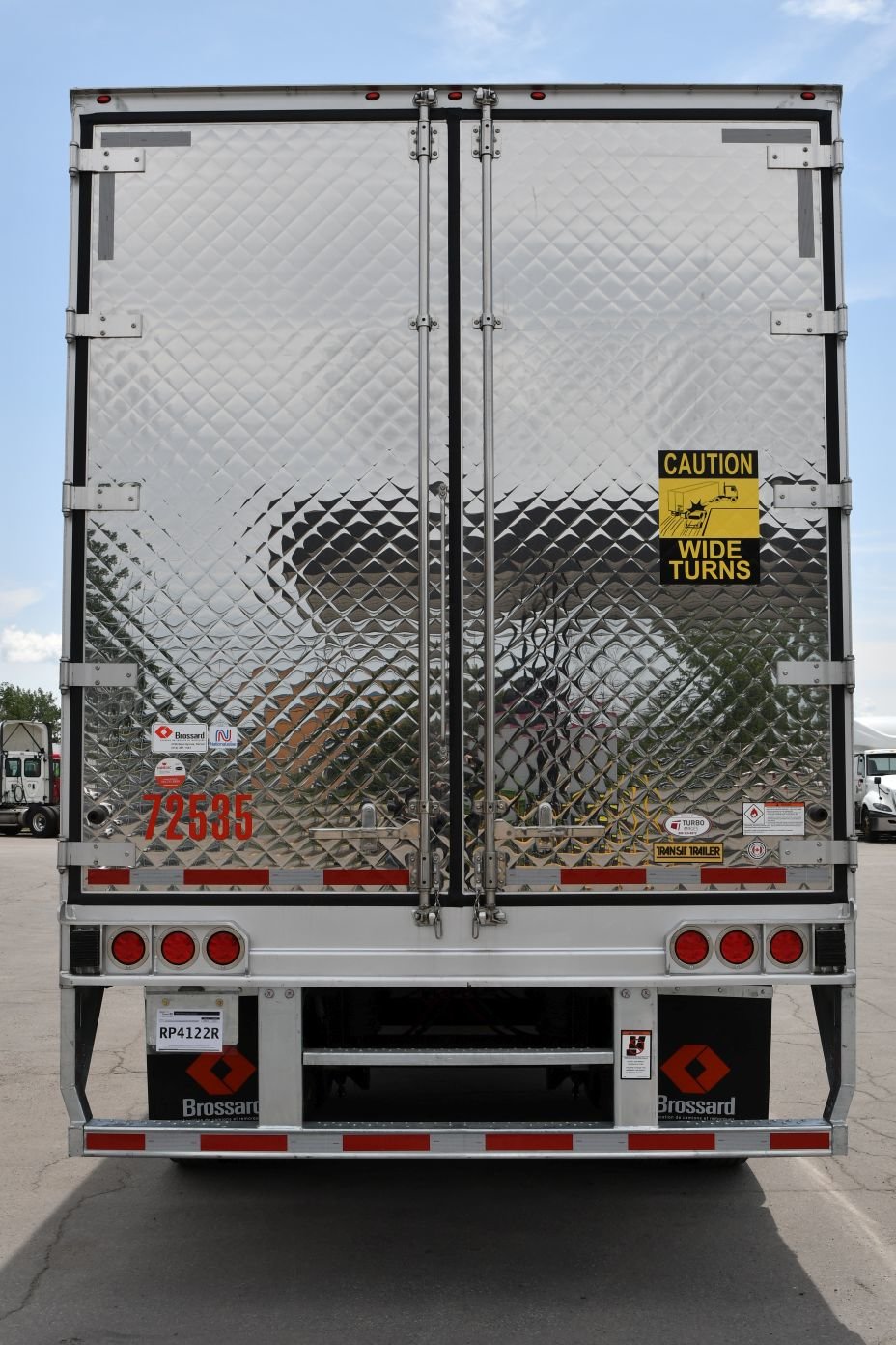 Tandem axle refrigerated trailer for short-term rental at Location Brossard