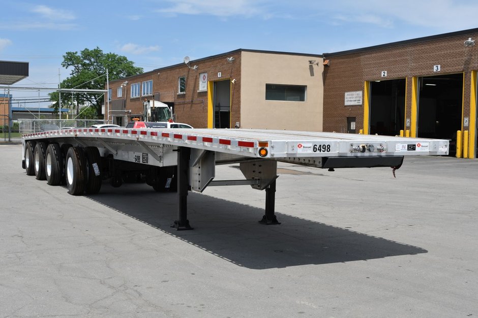 Quad-axle flatbed with a self steering for short-term rental at Location Brossard