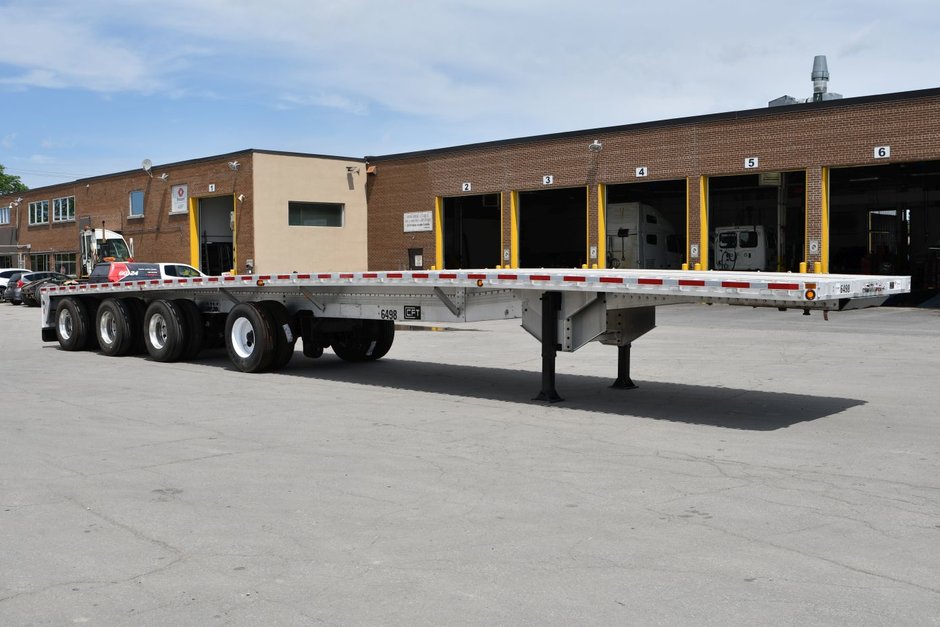 Quad-axle flatbed with a self steering for short-term rental at Location Brossard