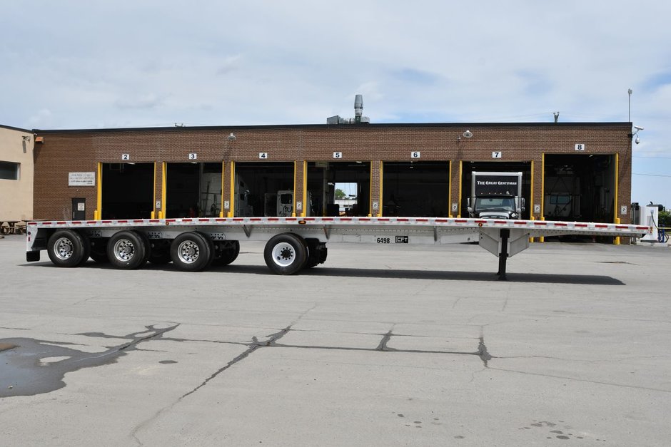 Quad-axle flatbed with a self steering for short-term rental at Location Brossard