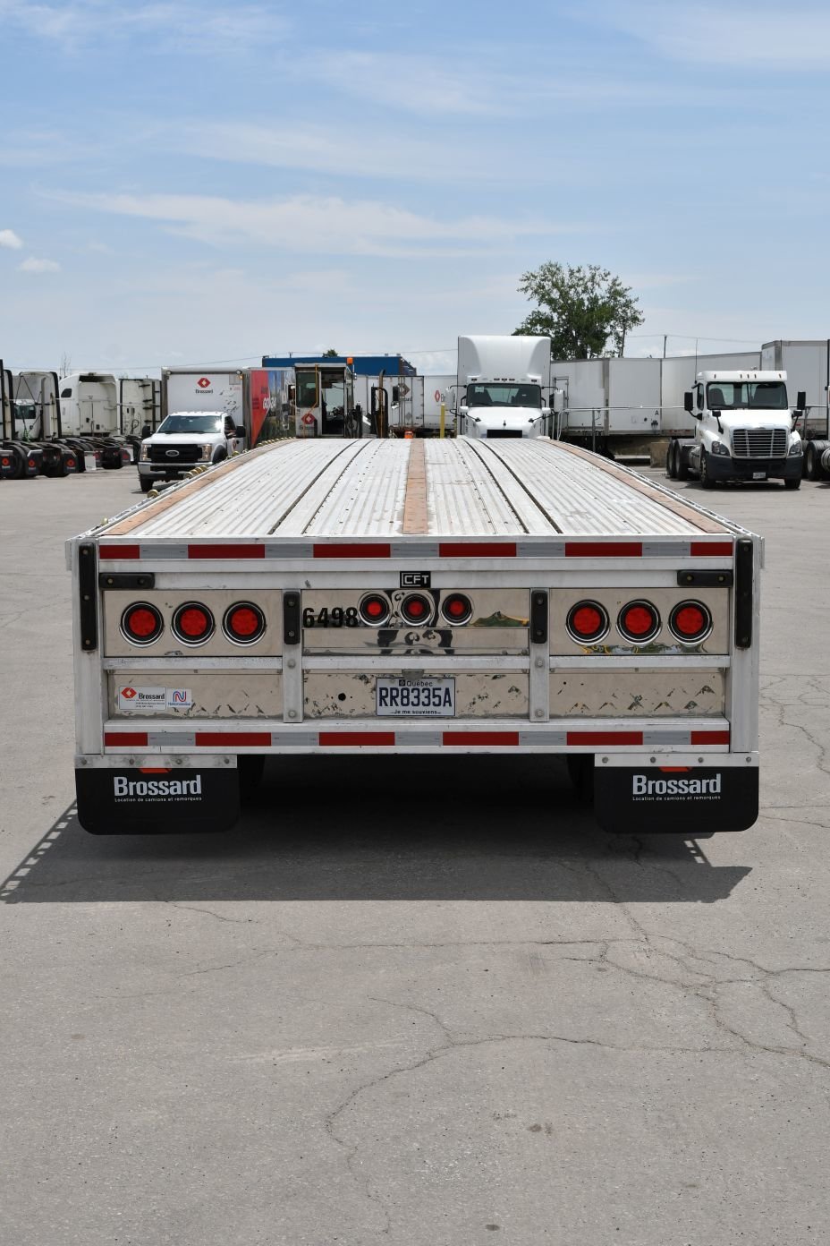 Quad-axle flatbed with a self steering for short-term rental at Location Brossard