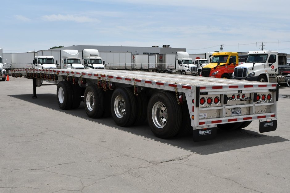 Quad-axle flatbed with a self steering for short-term rental at Location Brossard