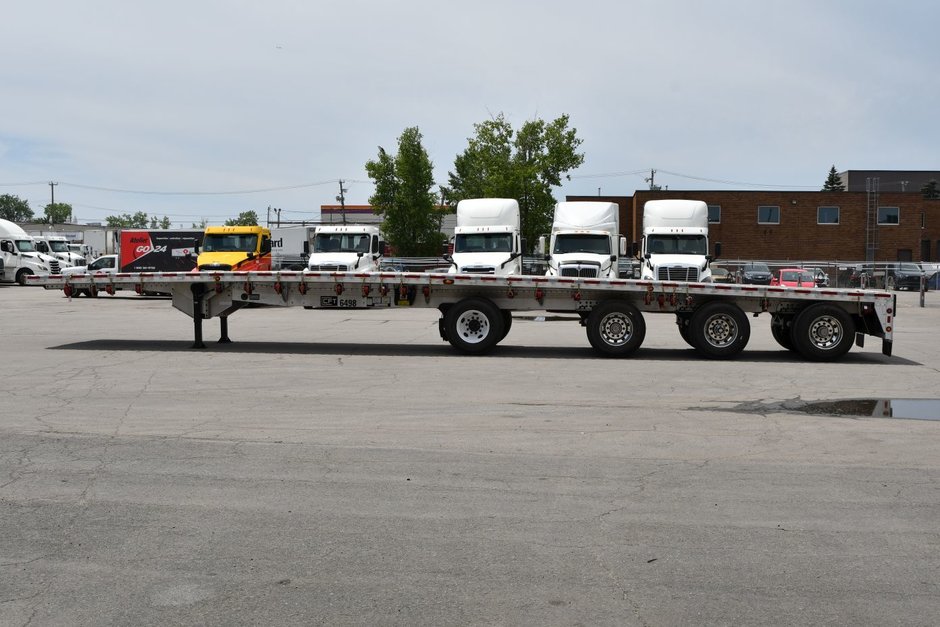 Quad-axle flatbed with a self steering for short-term rental at Location Brossard