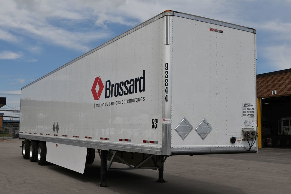 Tridem axle dry freight trailer for short-term rental at Location Brossard