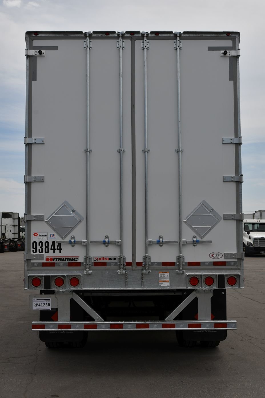 Tridem axle dry freight trailer for short-term rental at Location Brossard