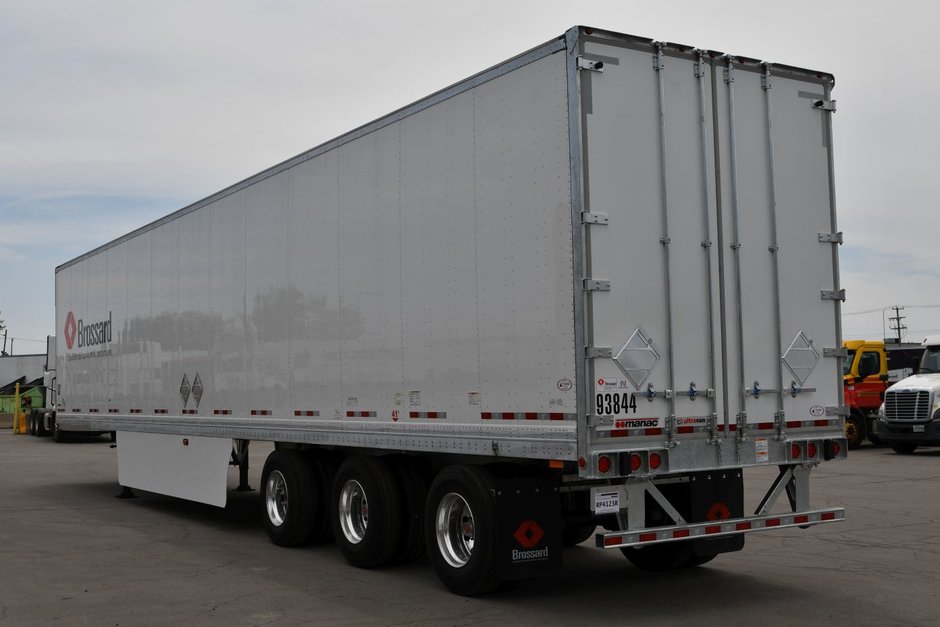 Tridem axle dry freight trailer for short-term rental at Location Brossard