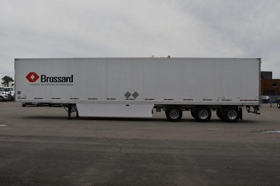 Tridem axle dry freight trailer for short-term rental at Location Brossard