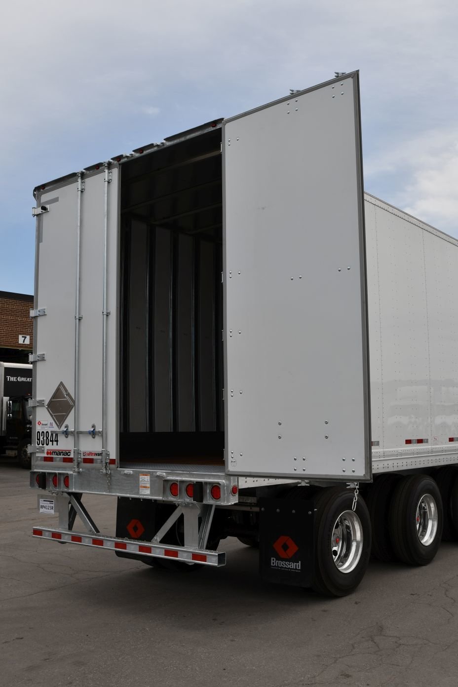 Tridem axle dry freight trailer for short-term rental at Location Brossard