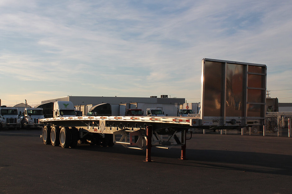 Tridem axle flatbed for short-term rental at Location Brossard