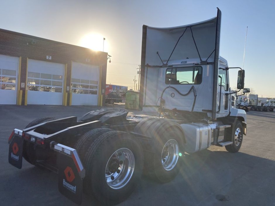 10-wheel tractor for short-term rental at Location Brossard