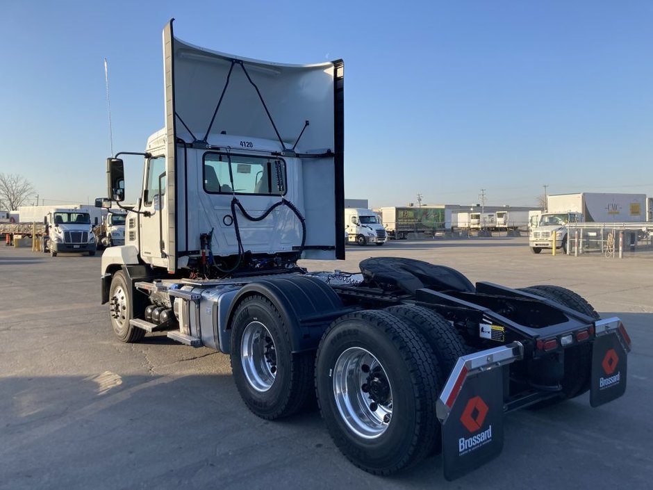 10-wheel tractor for short-term rental at Location Brossard