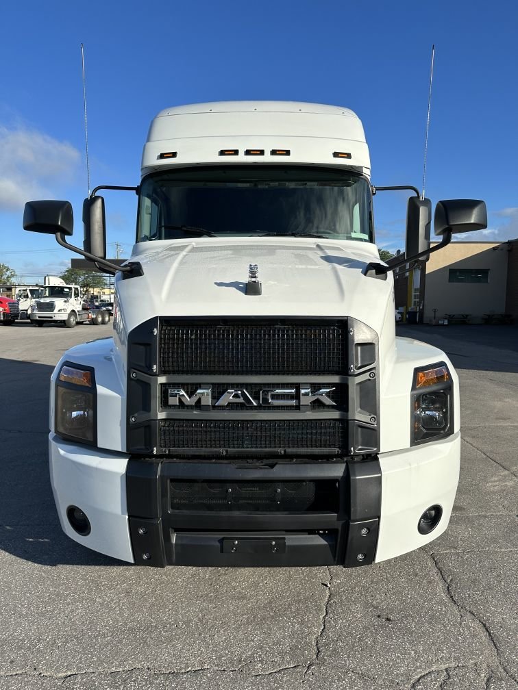 Long distance 10 wheel tractor for short-term rental at Location Brossard