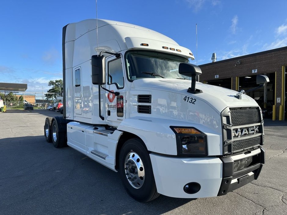 Tracteur longue distance à 10 roues en location court terme chez Location Brossard