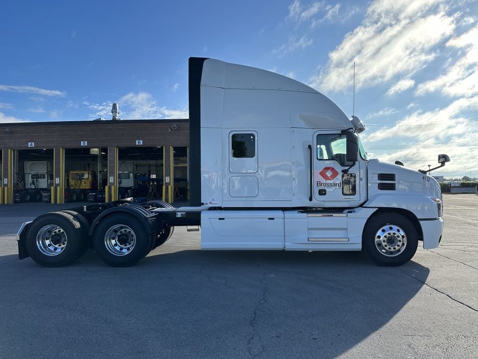 Long distance 10 wheel tractor for short-term rental at Location Brossard