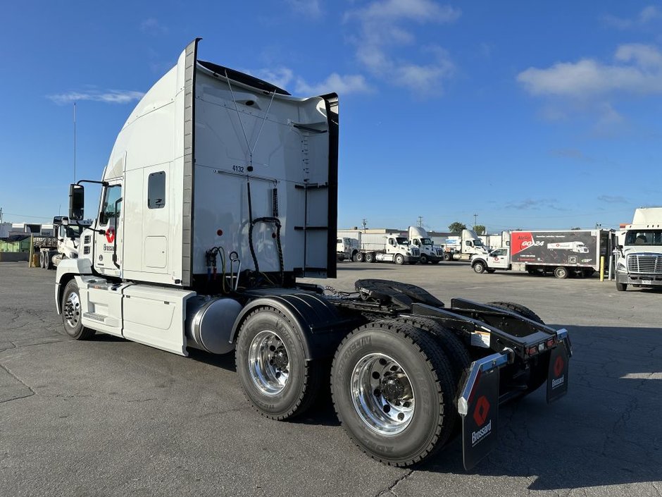 Tracteur longue distance à 10 roues en location court terme chez Location Brossard