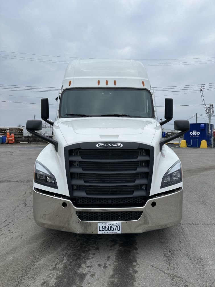 Tracteur longue distance à 10 roues en location court terme chez Location Brossard