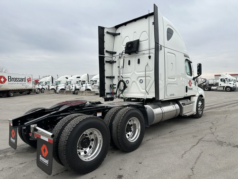 Long distance 10 wheel tractor for short-term rental at Location Brossard