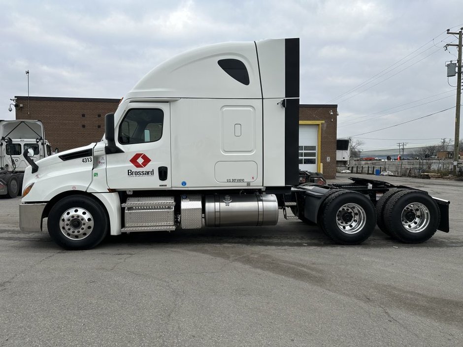 Tracteur longue distance à 10 roues en location court terme chez Location Brossard