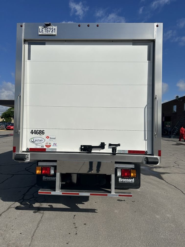 Camion porteur réfrigéré à 6 roues de classe 5 en location court terme chez Location Brossard